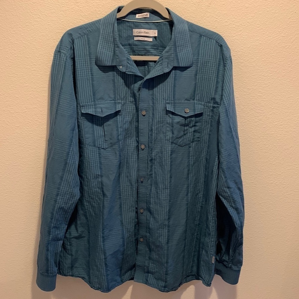 Calvin Klein Men’s button down. XL Slim Fit. Blue. 70%Cotton/30%Linen.